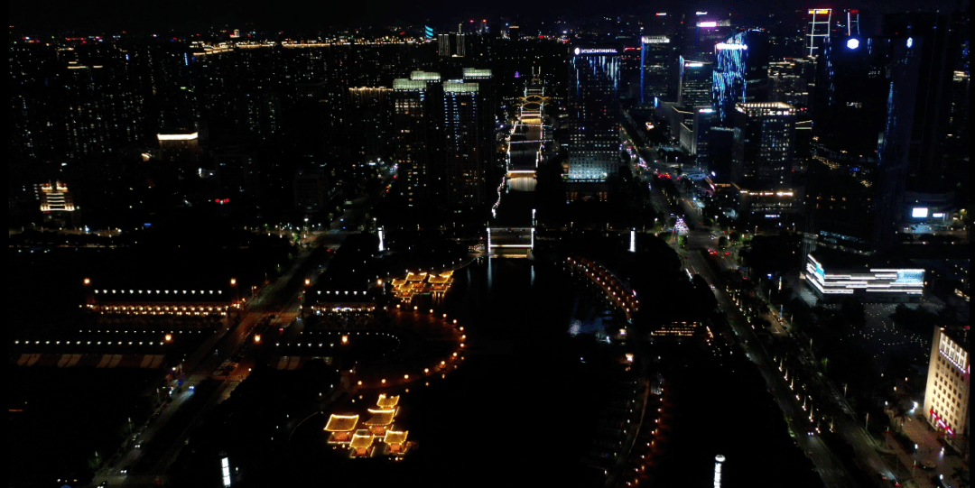 今晚香港的璀璨夜色，六点钟的灯火与故事