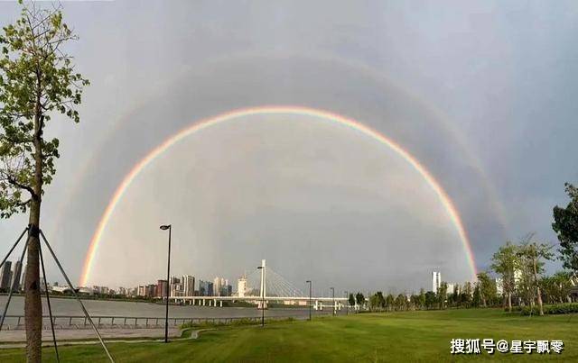 双彩虹的神秘预兆，自然奇观背后的文化与科学解读
