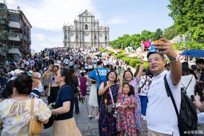 2013年今日香港，文化、经济与社会的多元绽放香港今天开什么?