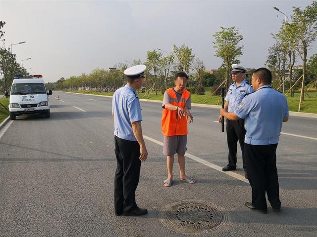 民警面对复杂情境，权衡正义与人性—以怕误伤嫌犯母亲未开枪为例民警怕误伤嫌犯母亲未开枪视频